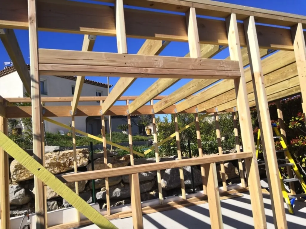 Installation d’un abri automobile sur mesure avec couverture bac acier à Castelnau-le-Lez Proche de Montpellier dans Hérault (34)