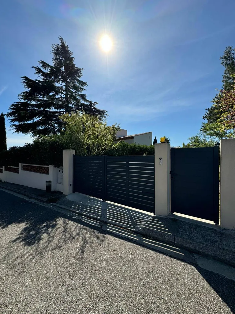 Mise en place d'un portail battant Kostum sur les Pennes Mirabeau