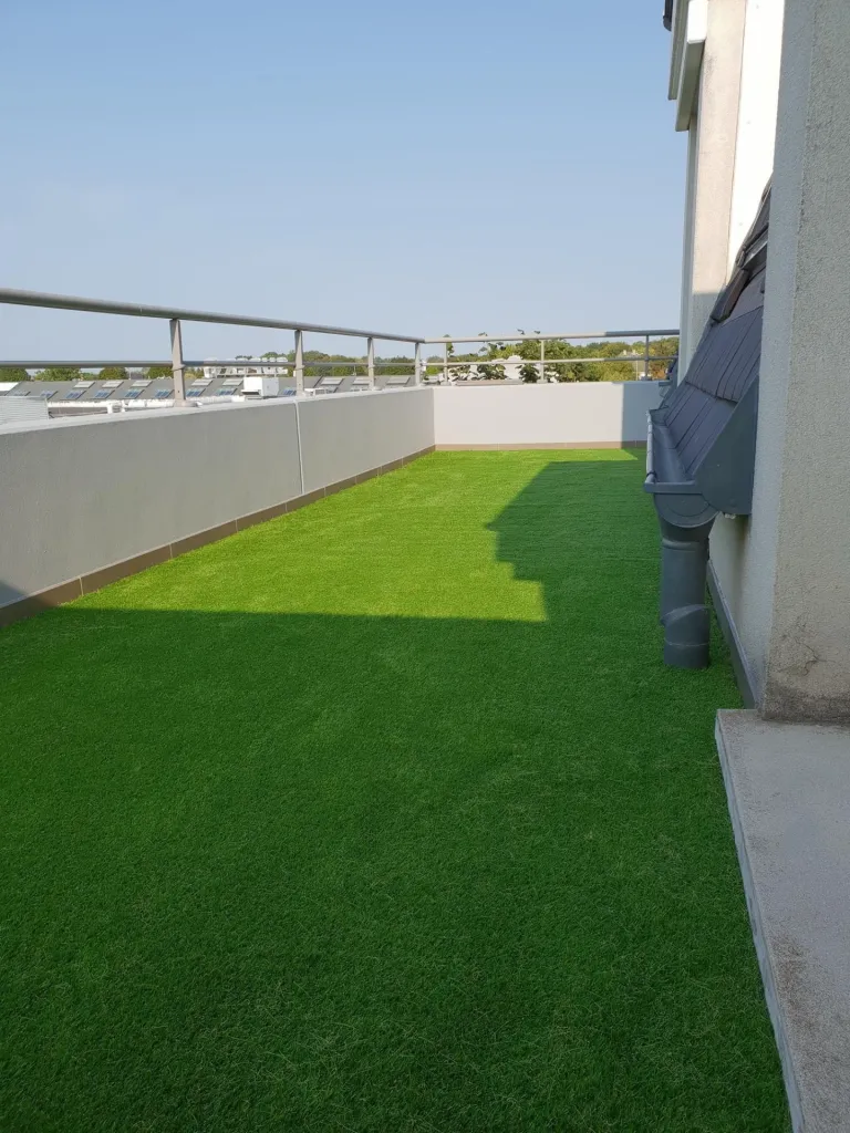 Pose de gazon synthétique avec étanchéité sur terrasse d’appartement pour un sol extérieur durable à Strasbourg