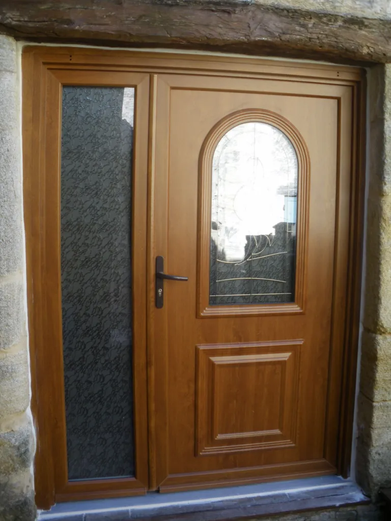 Porte d'entrée tiercée PVC imitation bois dans le 84