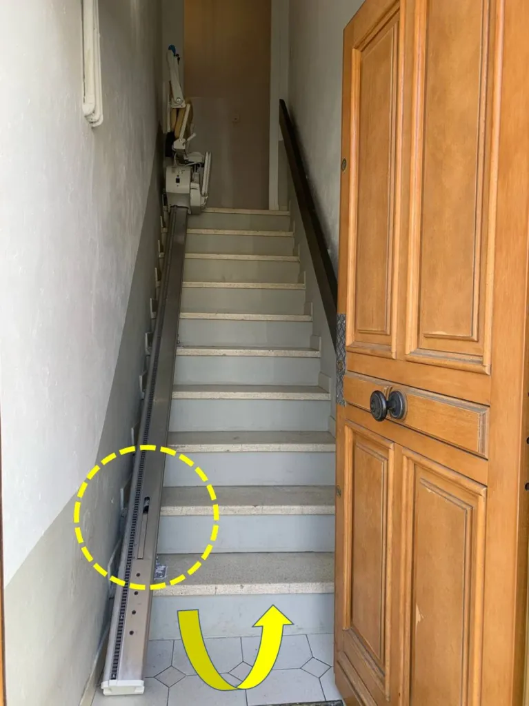 Installation d'un fauteuil monte-escalier droit ACORN avec rail relevable à Marseille