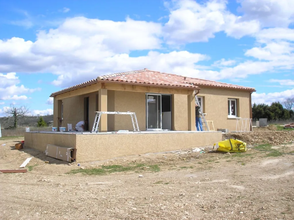 Remplacement gouttière aluminium avec sous-face sur villa à Orange intervention rapide et garantie décennale