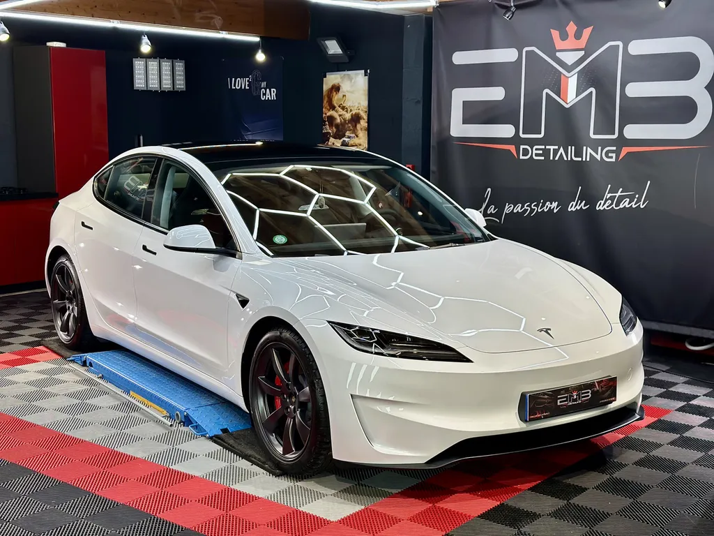 spécialiste du DETAILING sur Lyon Traitement céramique Tesla model 3 
