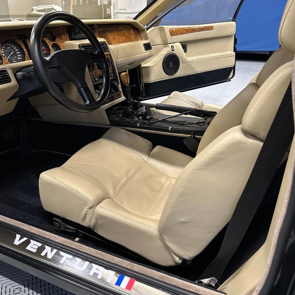 Repigmentation du cuir sur une Venturi 521 Cup à Le Mans (72)