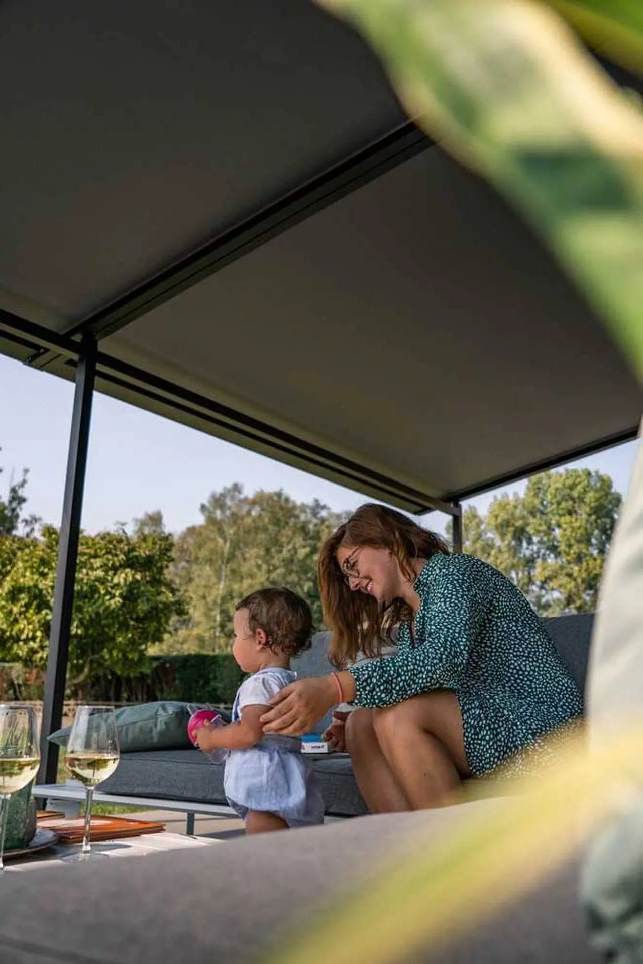 Pergola sur mesure à toile rétractable vu intérieur