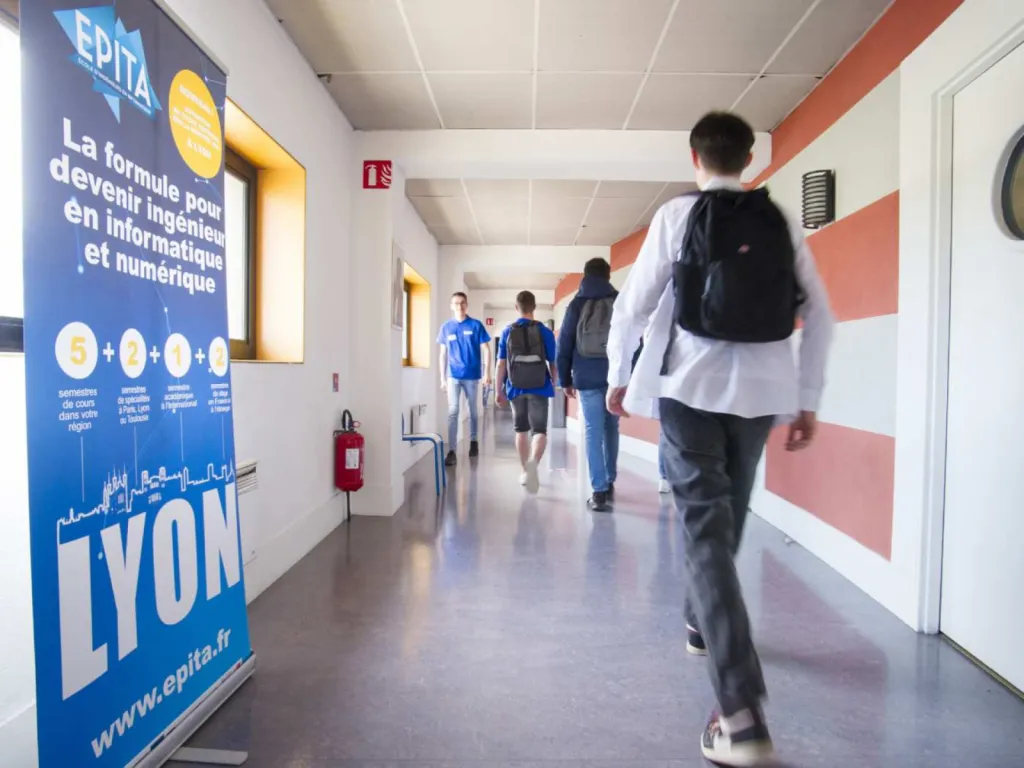 photographe pour école d'ingénieurs EPITA Lyon candidats dans les couloirs