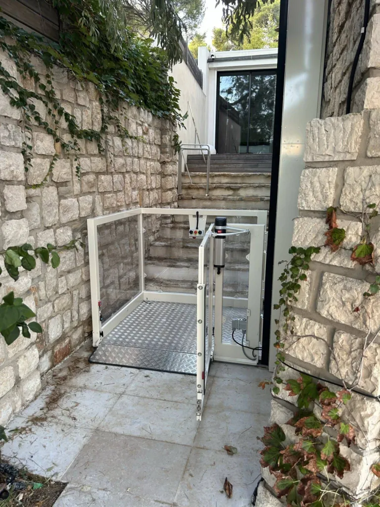 Accès latéral motorisé avec passage libre de 950 mm côté aire de vie à Cassis près de Marseille