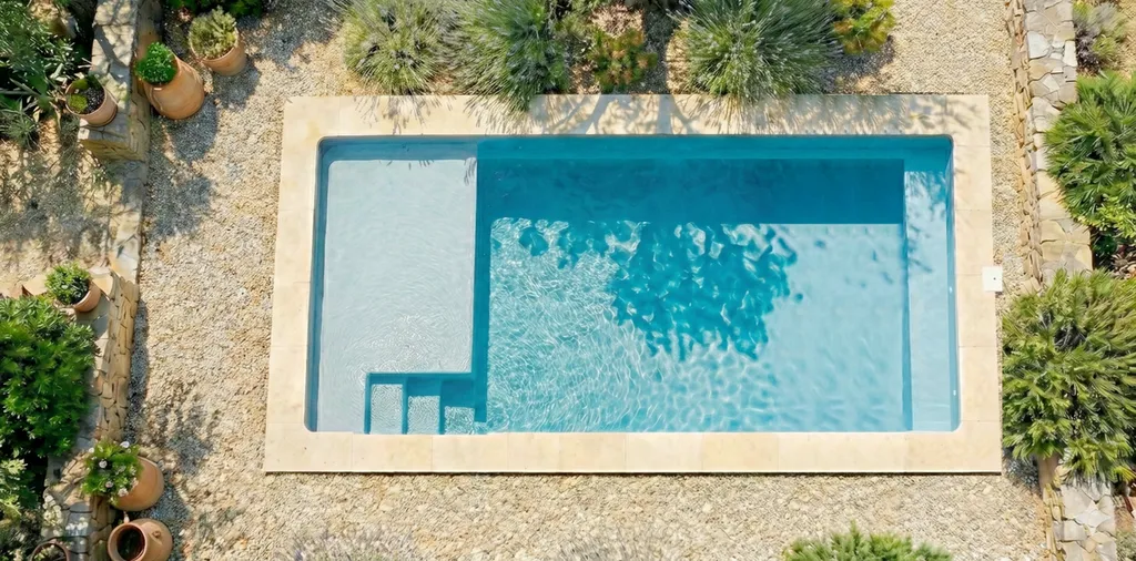 vue aérienne piscine zénith dans jardin avec margelle