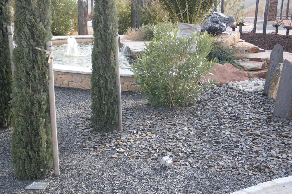 gravier en ardoise jardin ecologique