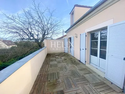 A louer maison contemporaine de 162 M² environ, parcelle environ 500 M² située dans un quartier résidentiel à Saint Germain en Laye, le calme, à proximité des écoles, collèges et lycées. 