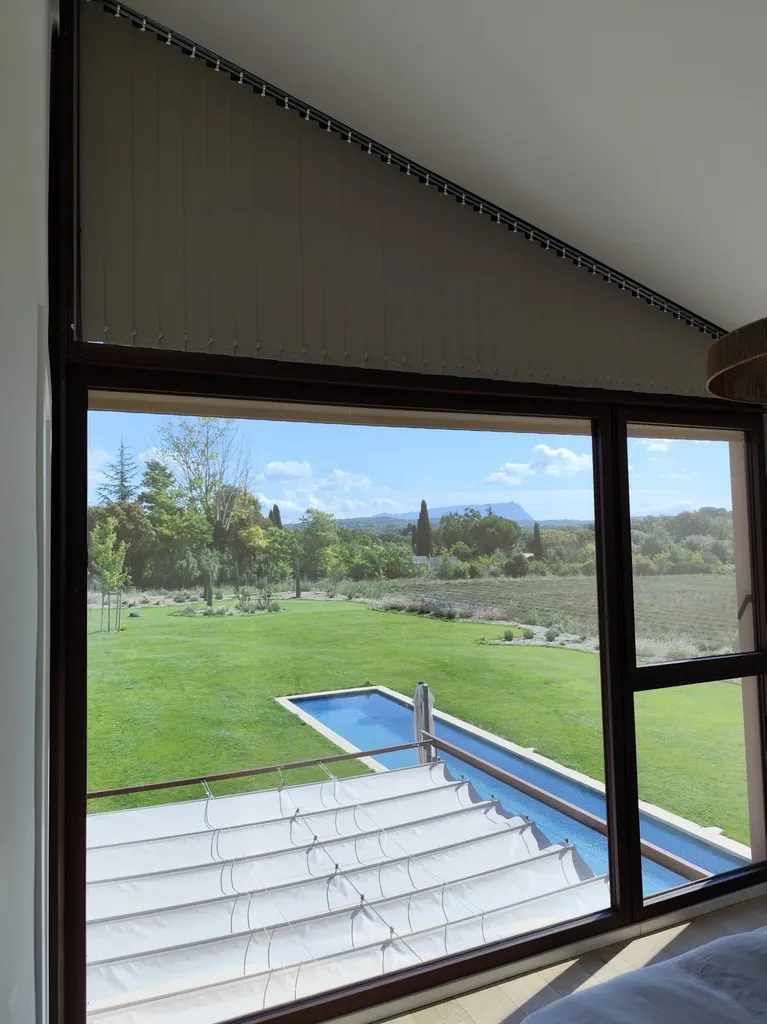 POSE DE STORES ENROULEURS et BANDES VERTICALES SOLAIRES POUR SALLE DE BAIN ET CHAMBRES PARTICULIER AIX EN PROVENCE 