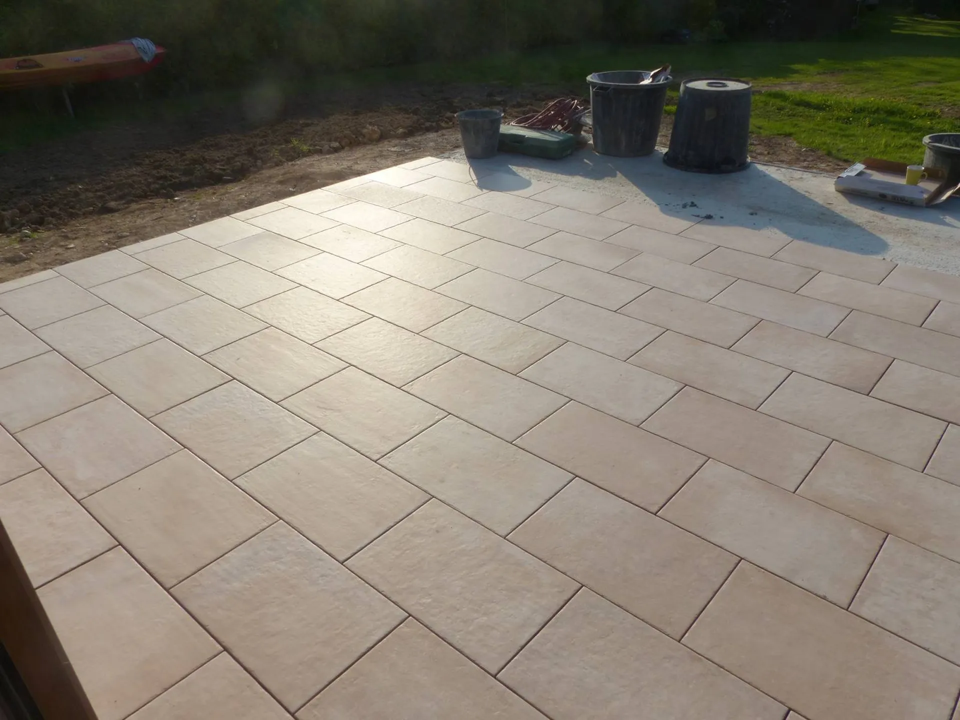 Création d'une terrasse en béton recouverte d'un carrelage proche Valmont 76