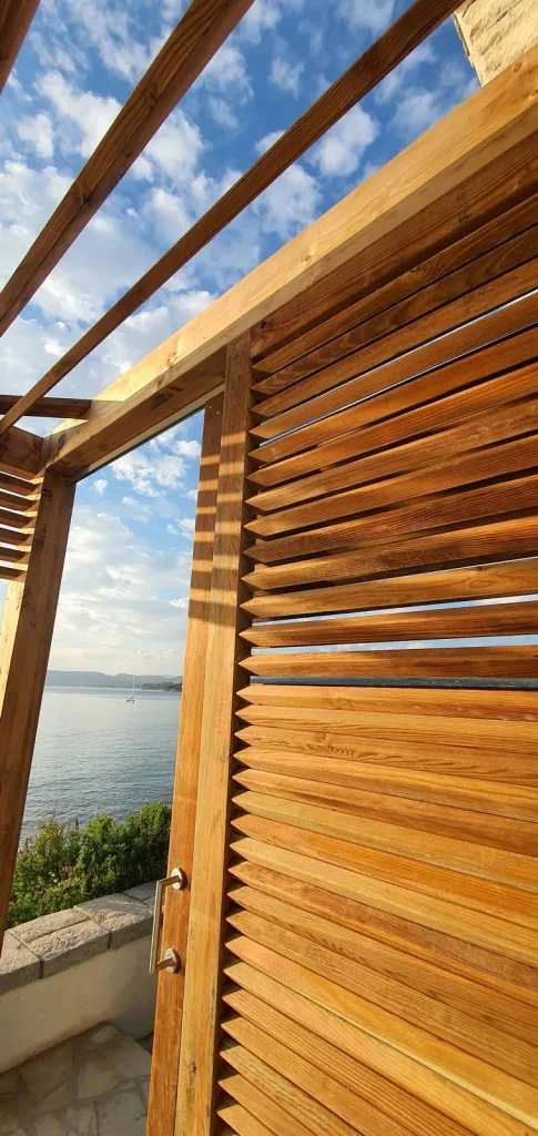 Mise en place de 2 panneaux pour Pare à vent coulissant à Saint Cyr sur mer dans le Var