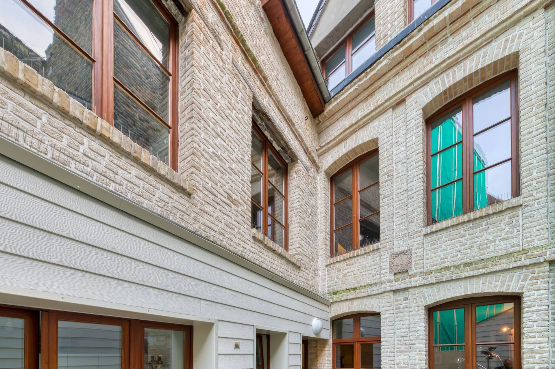 Découvrez le luxe de vivre dans une maison dieppoise du XVIIe siècle à vendre, mêlant histoire et modernité, avec une cour privative pour vos moments de tranquillité