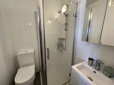 Appartement à vendre à Saint-Aygulf avec une vue panoramique mer en centre ville, un garage inclus