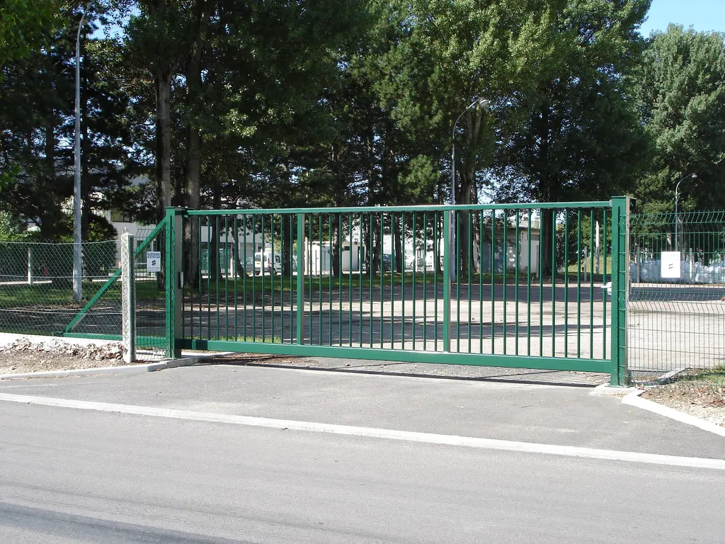 Installation de Portail grande dimension professionnel coulissant autoportant, Fermetures industrielles et Sécurisation de sites au Havre et sa Région ou Agglomération en Seine-Maritime 76