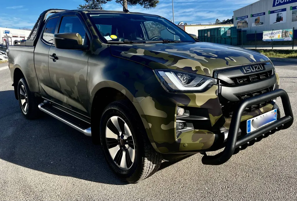 Covering intégral camouflage sur un Isuzu près de Saint-Maximin dans le Var