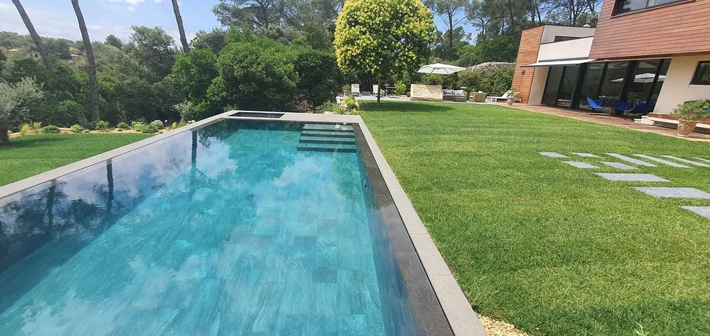 MARGELLE PISCINE EN GRANIT NOIR 