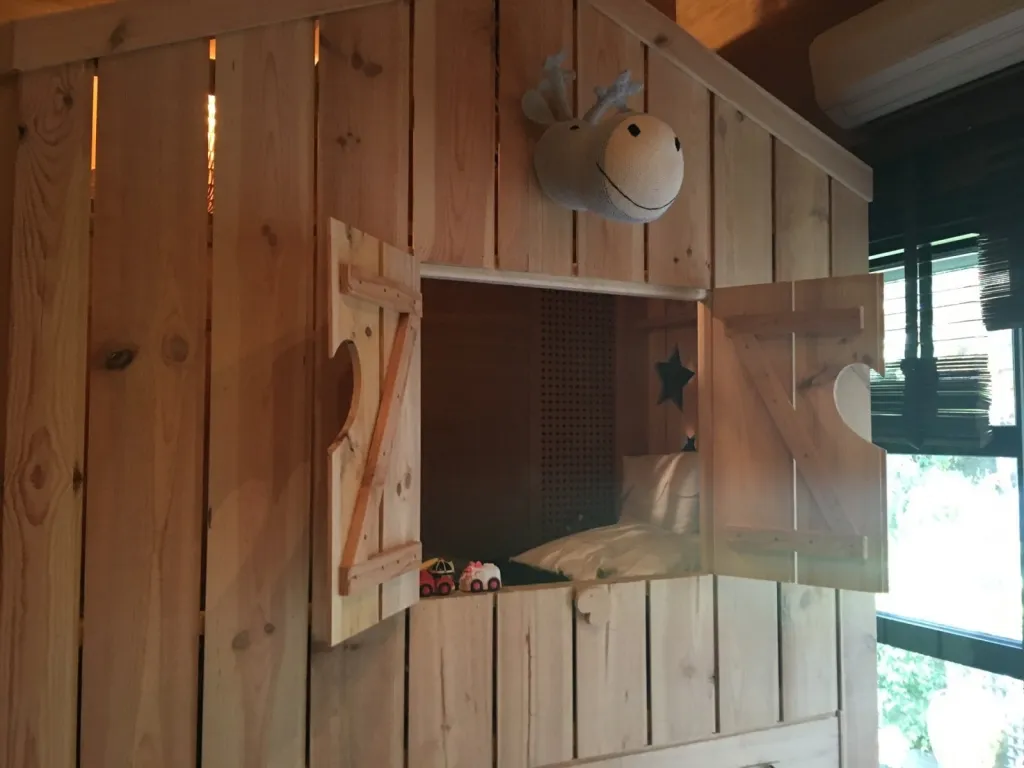 lit bébé et enfant sur mesure en bois massif original