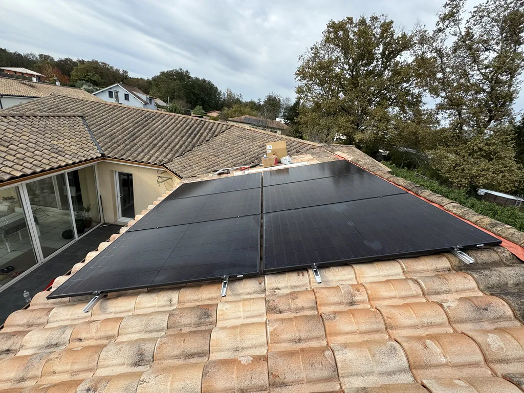 Panneaux solaires DualSun posés en surimposition sur toiture tuile romane à Izon (33450)