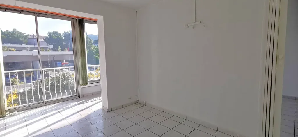 Vente appartement T2 Cassis  à rénover dans résidence sécurisée avec parking juste derrière le port