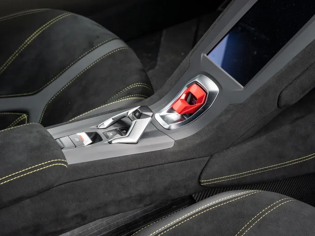 lamborghini-huracan-sto-console-centrale-start-engine