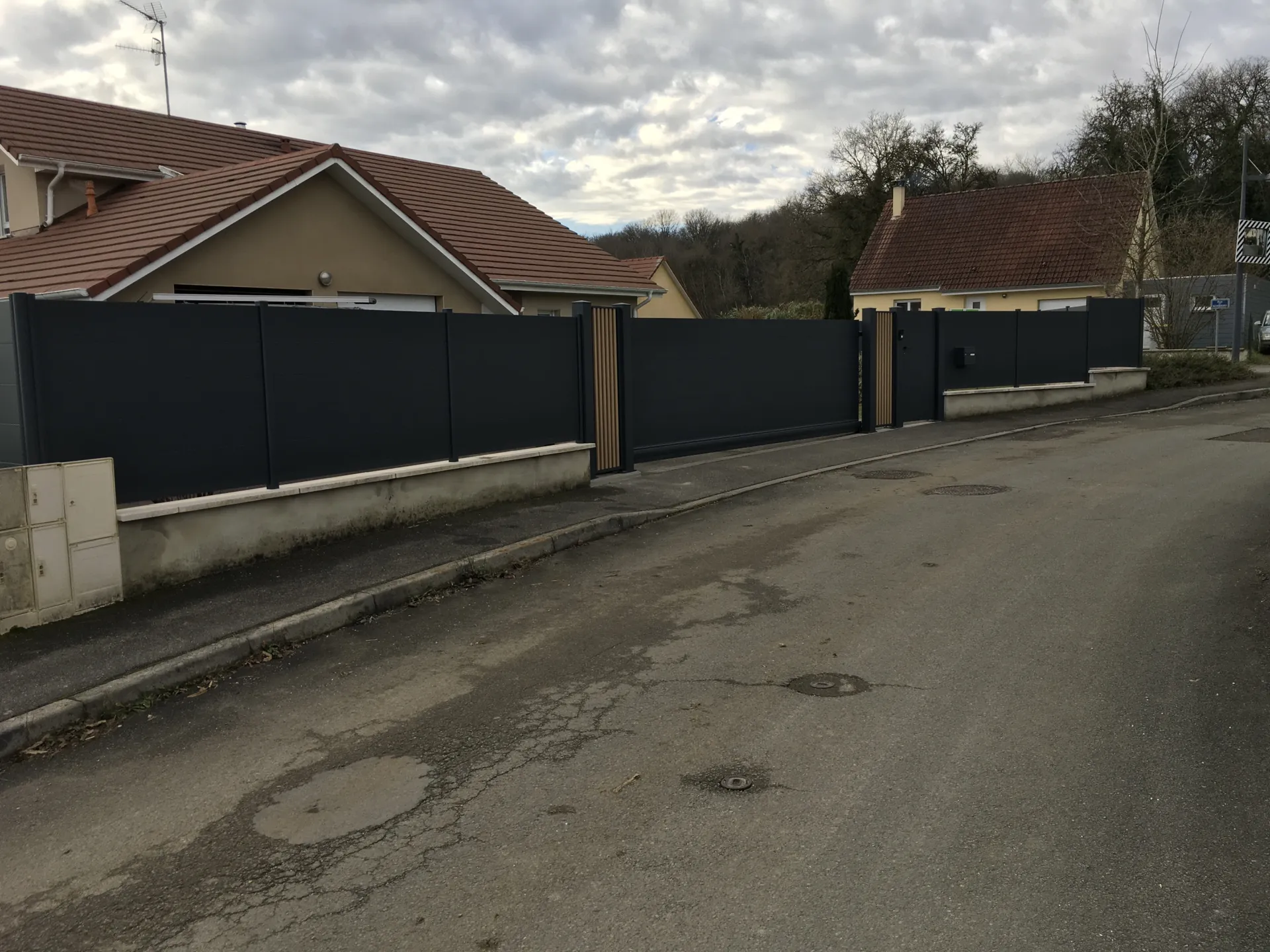 Conception et pose d'un portail de 5.30 m x 1.70 m avec portillon gris anthracite avec insertion de boîte aux lettres à Pérouse proche de Belfort