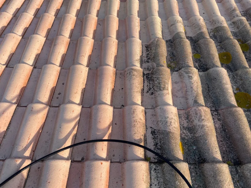Nettoyage et traitement des tuiles mécaniques d’une toiture de maison sur Martigues