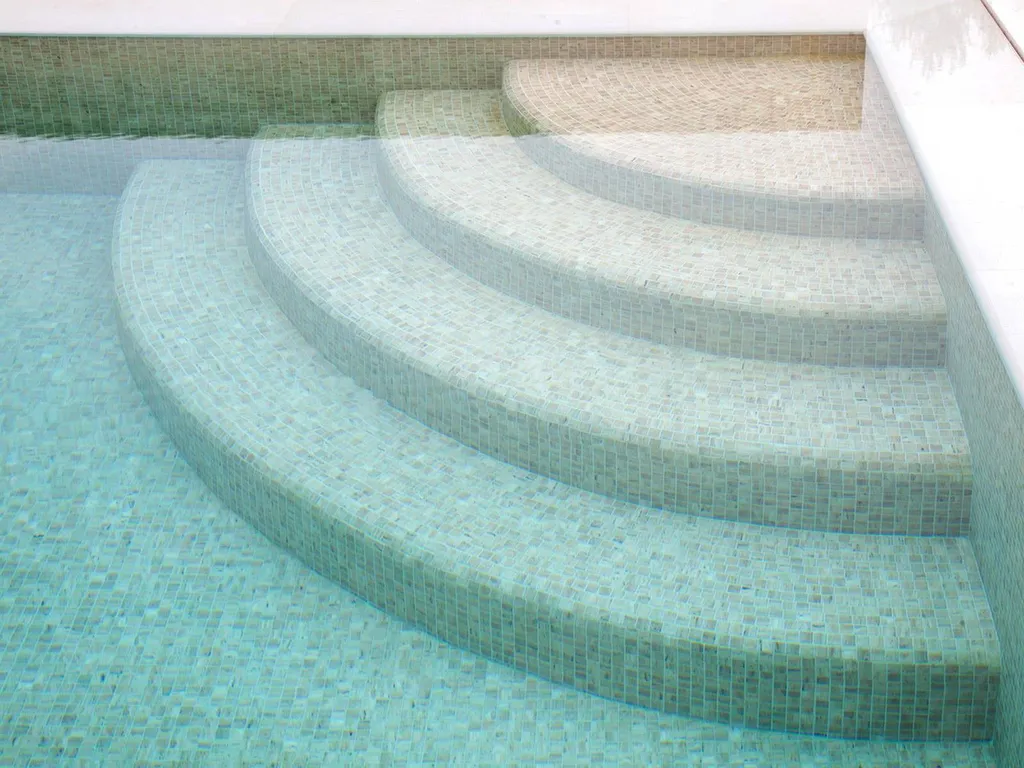 UNE PISCINE EN TRAVERTIN - MOSAÏQUE TRAVERTINO
