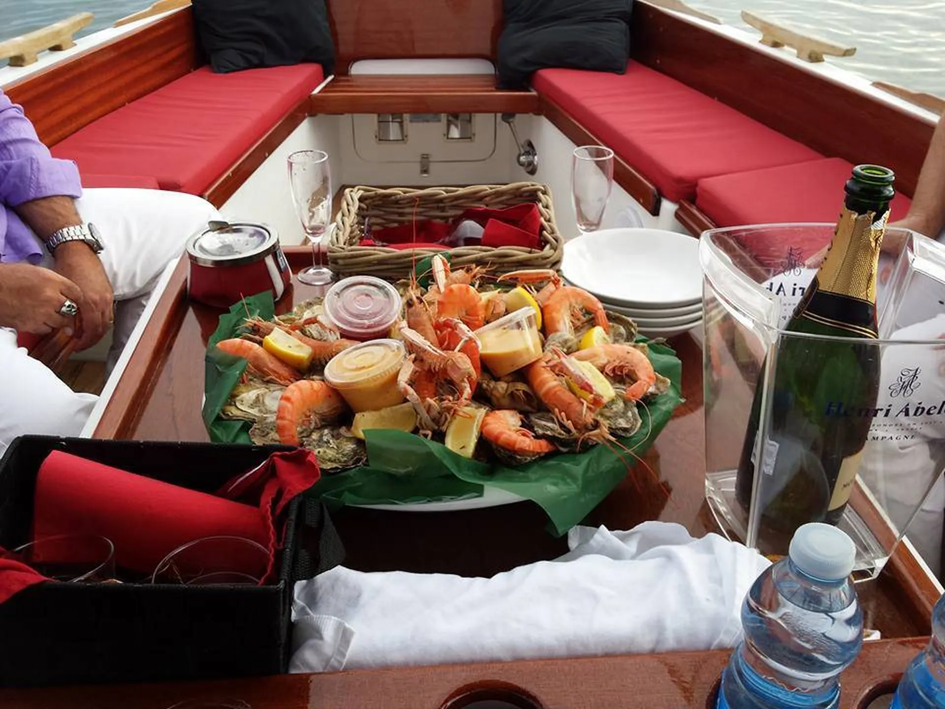 Dégustation à bord d'une pinasse 