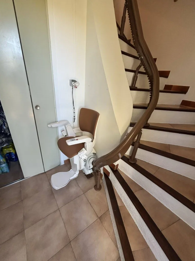 Espace préservé dans la hall avec ce fauteuil monte escalier OTOLIFT SMART à Marignane près de Marseille