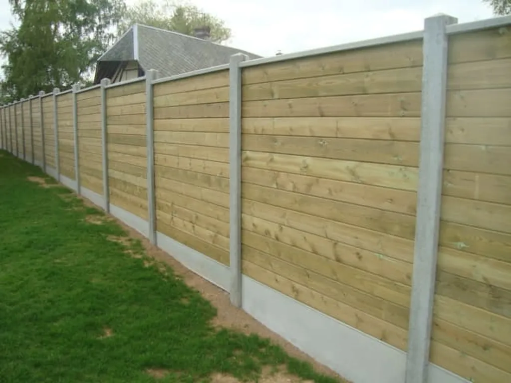 Installation de Clôture mixte béton bois, Panneaux de soubassement minéral et Palissades occultantes à Cormeilles dans l’Eure 27 et ses communes limitrophes de Normandie