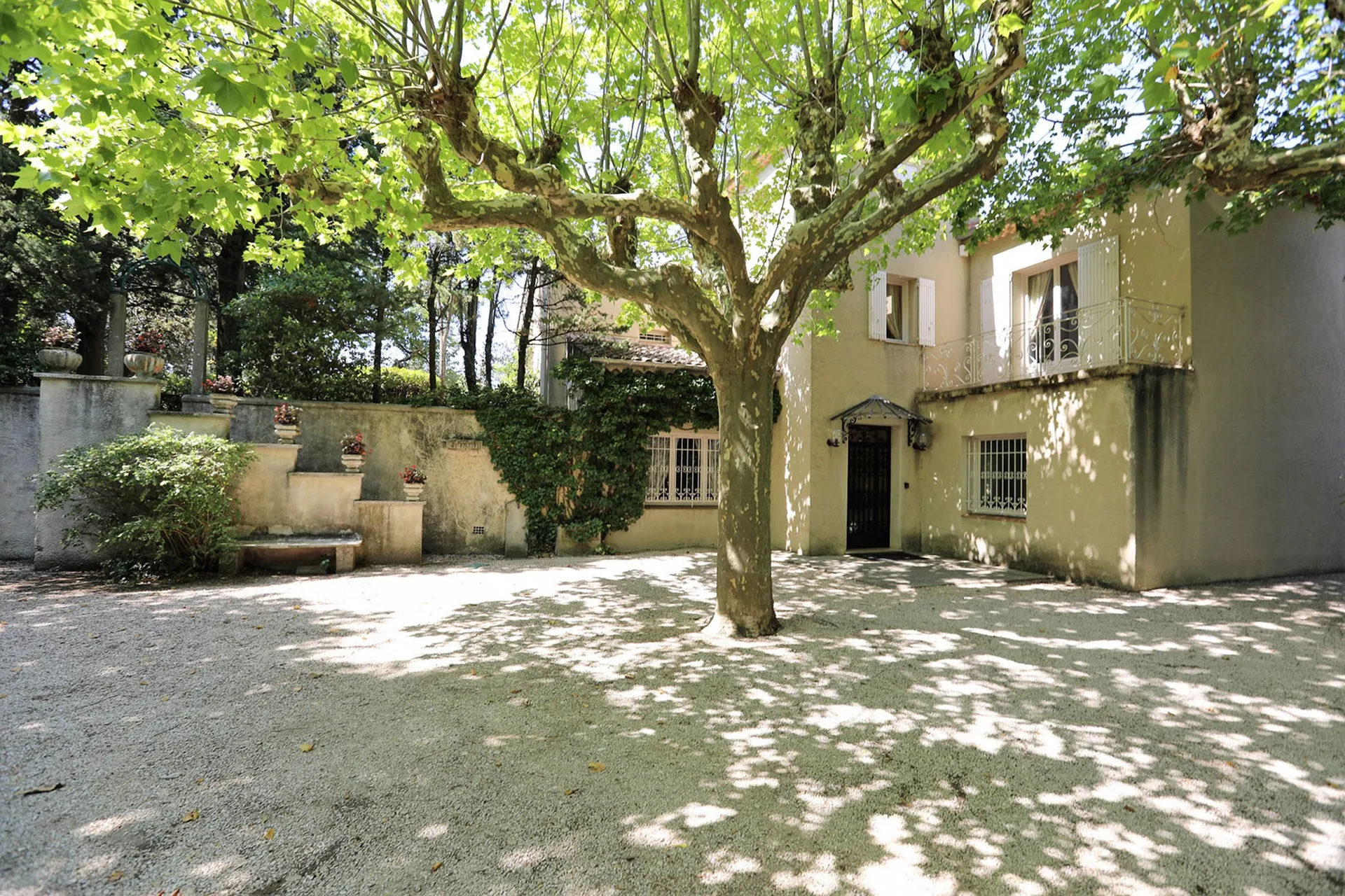 proche Avignon, propriété avec maison de gardien, piscine et parc clos.   