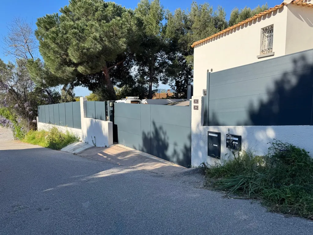 Portail Kostum Sianna motorisé FAAC Cyclo C720 avec visiophone Intratone 