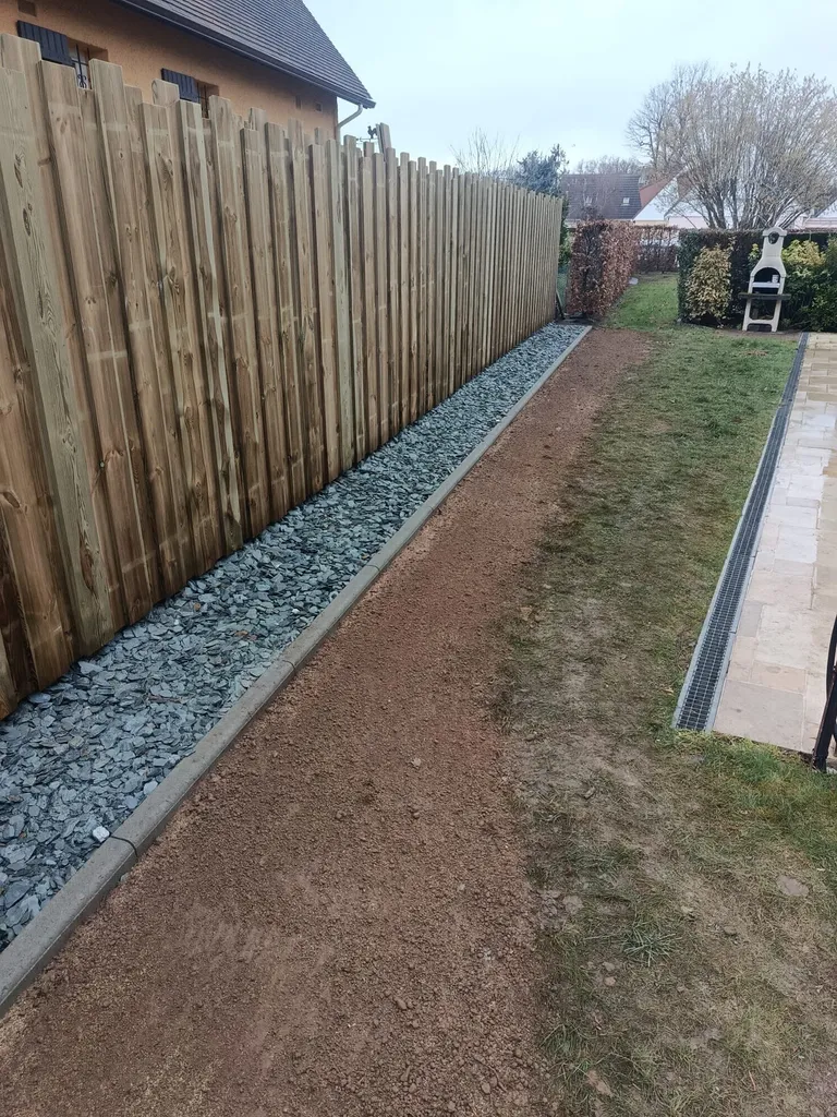 Création d'une clôture en bois sur-mesure à Cléon : remplacement d'une haie de thuyas