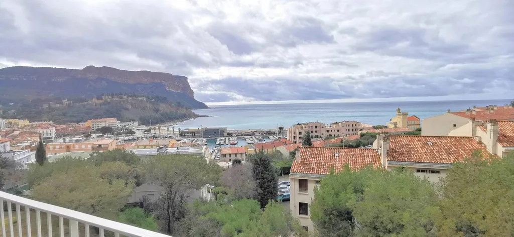 Appartement T1 Cassis  en dernier étage avec terrasse vue mer dans résidence fermée