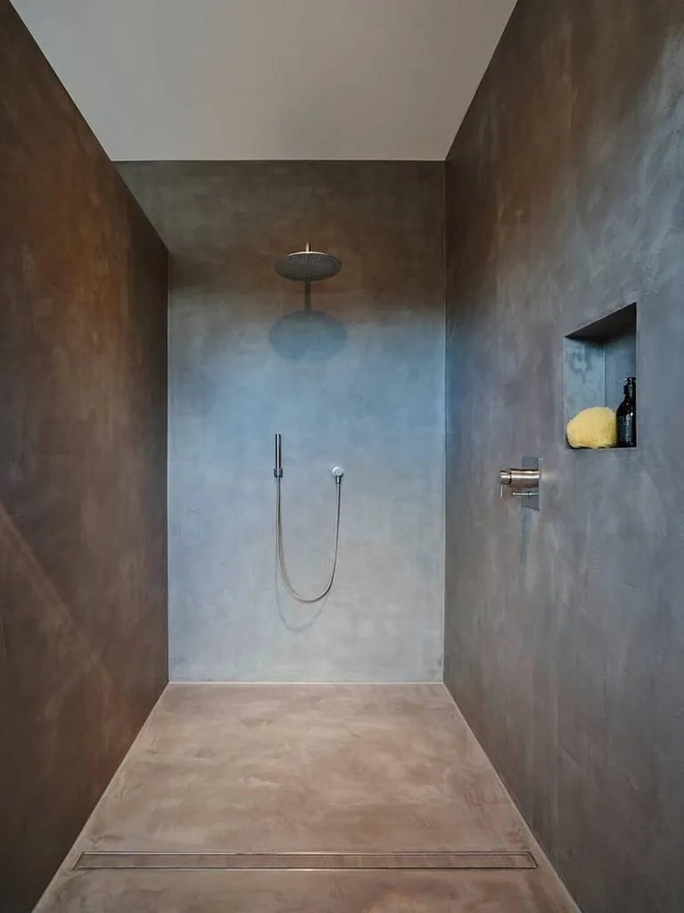 Lyon. Pour les amoureux du béton ciré : douche minimaliste et son seul rangement en tant que niche pour un ensemble uni.