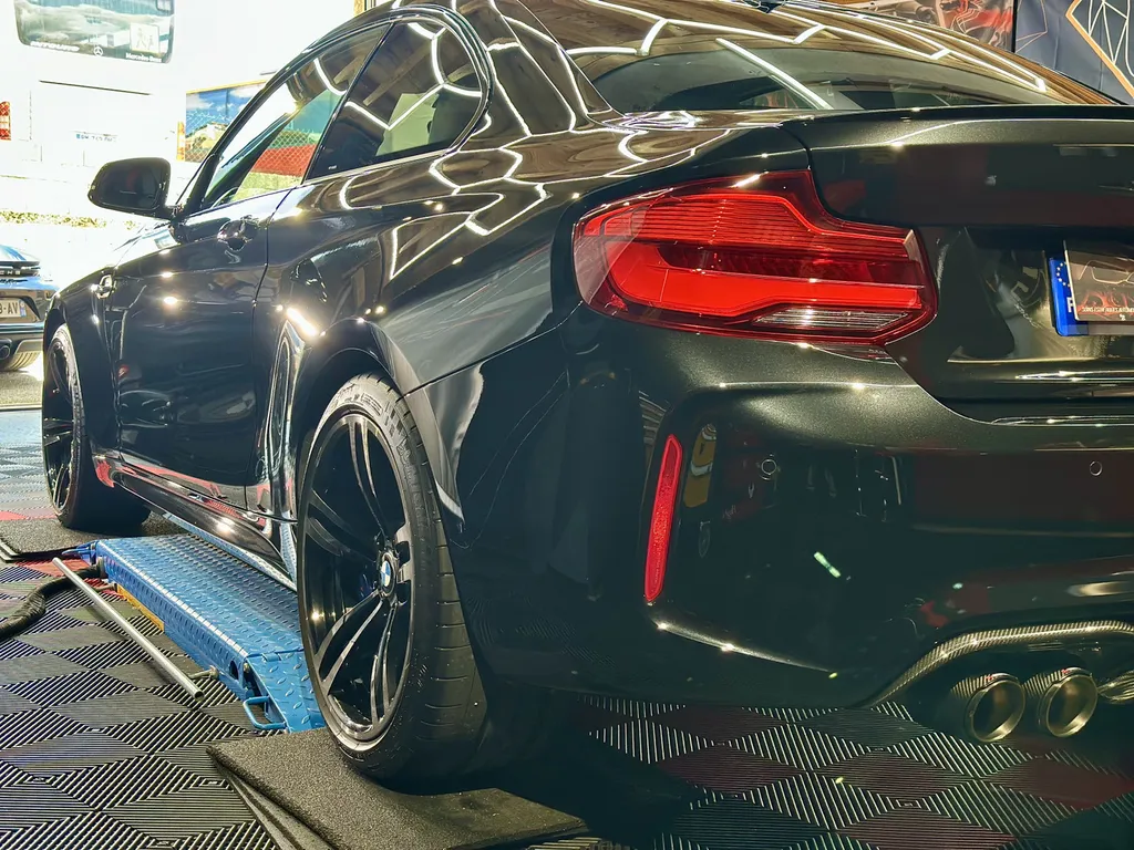 Detailing auto lyon spécialiste du traitement céramique et de la protection carrosserie sur BMW M2 voiture sportive