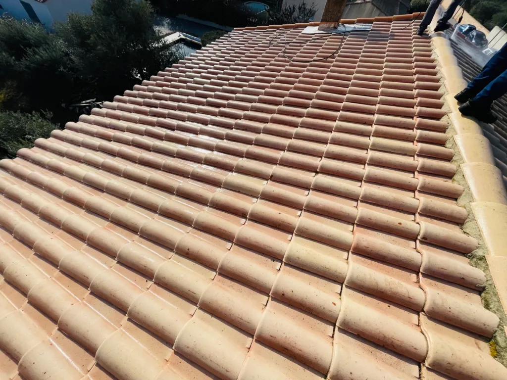 Nettoyage et traitement des tuiles mécaniques Romane d’une toiture de maison près d’Aix en Provence.