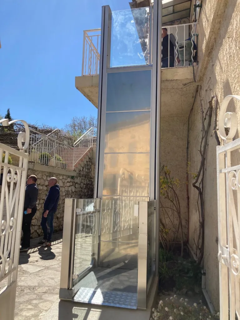 Une fois terminée cette isntallation prend tout son sens, une plateforme verticale a St Cannat pour rester le pluslongtemps possible dans sa maison