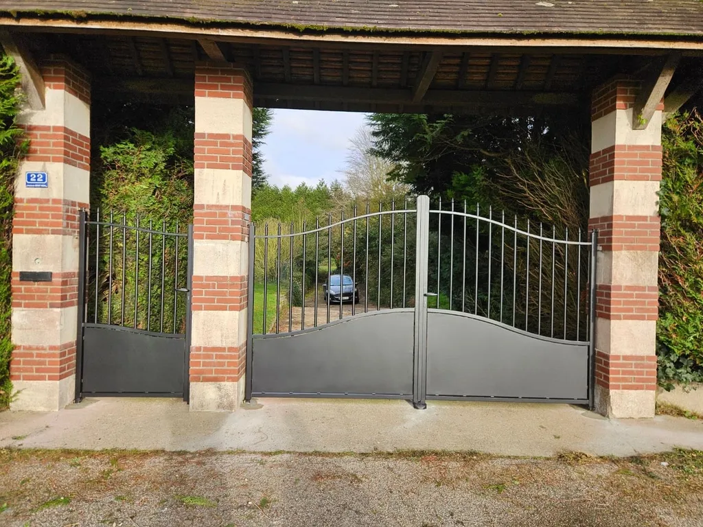Installation d'Ensembles de Fermeture Extérieure sur Mesure : Portails, Portillons et Clôtures Coordonnés en Aluminium pour Projets Résidentiels à Bernay dans l’Eure 27