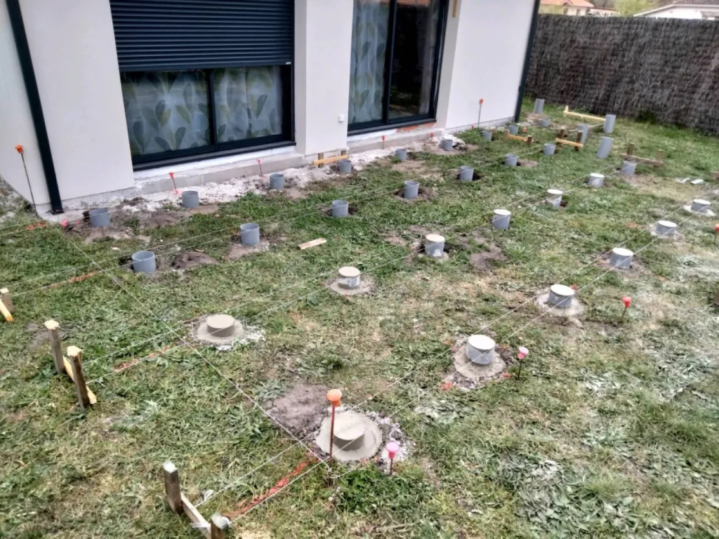Réalisation d'une terrasse bois sur plots béton au Pyla sur le Bassin d'Arcachon.