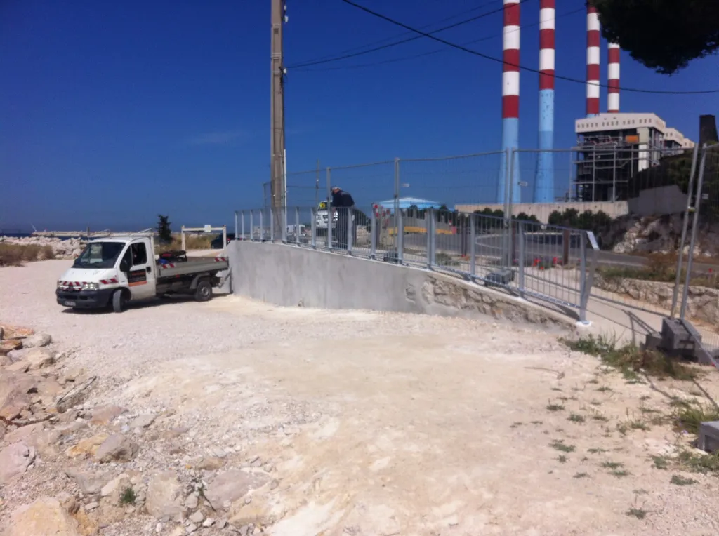 FABRICATION ET POSE GARDE CORPS INDUSTRIELS FABRIQUES SUIVANT PLANS GALVANISES POUR NOTRE CLIENT DE PONTEAU DANS DES BOUCHES DU RHONE 
