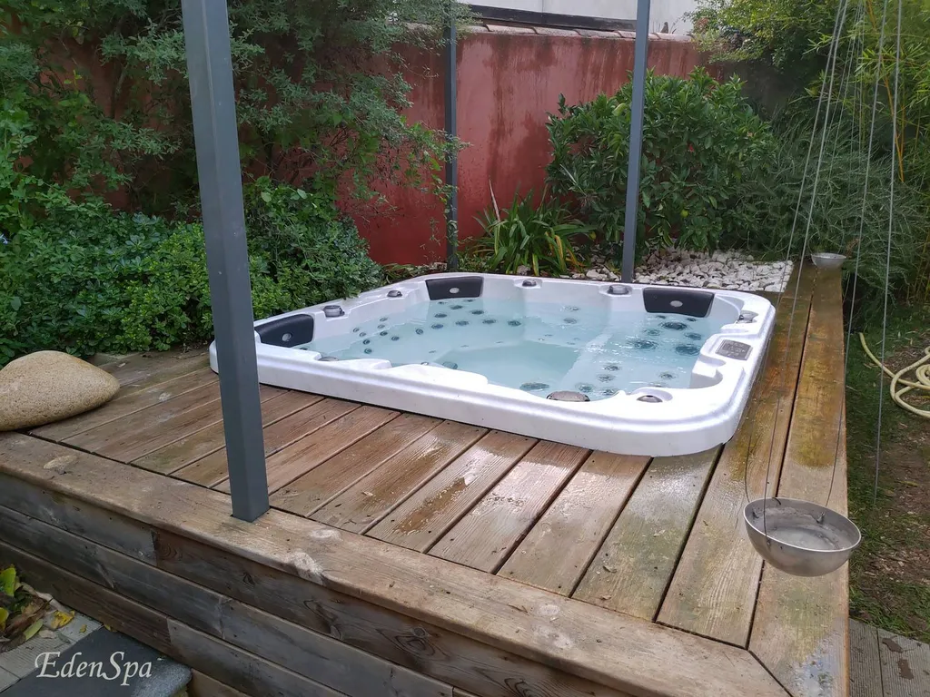 jacuzzi américain compact encastré terrasse en bois