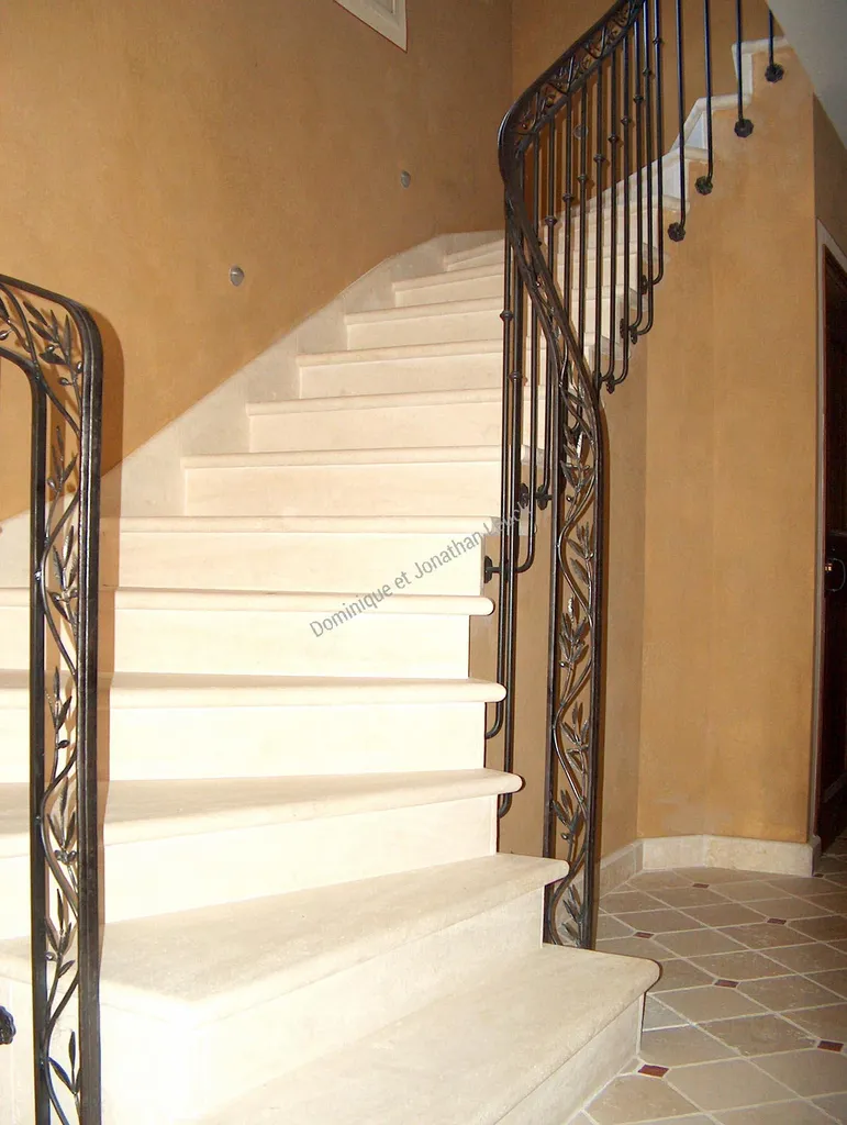 Escalier en placage réalisé en pierre d'Estaillades