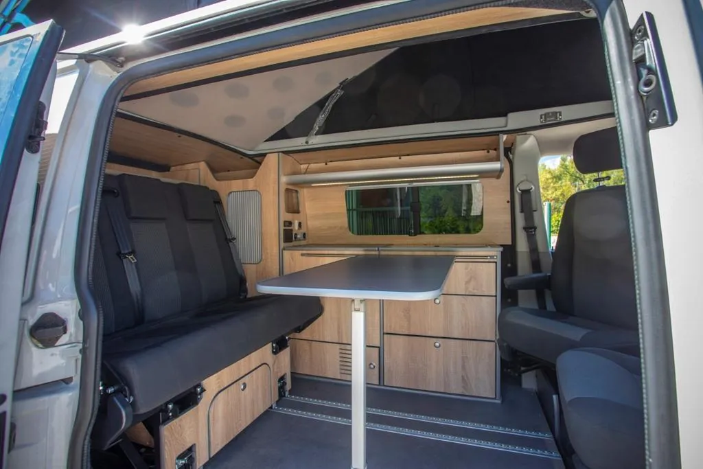 Aménagement intérieur d'un Van VW T6 Court à Annecy : transformation de van compact sur-mesure en Haute-Savoie