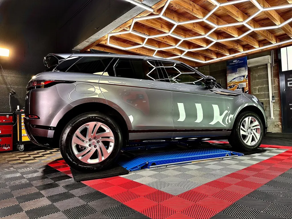 DETAILING traitement Cerzmqiue protection carrosserie automobile ouest lyonnais range Rover évoque 