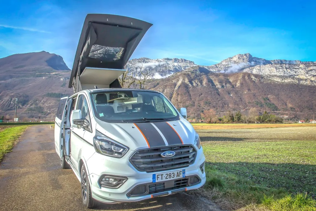 Toit relevable sur-mesure Ford Transit Custom L2H1 à ouverture frontale posé à Lyon et dans le Rhône-Alpes