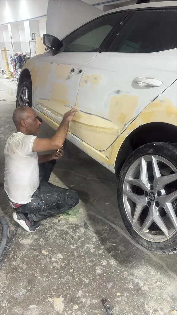 Débosselage et masticage sur carrosserie endommagé suite à un choc à Marseille