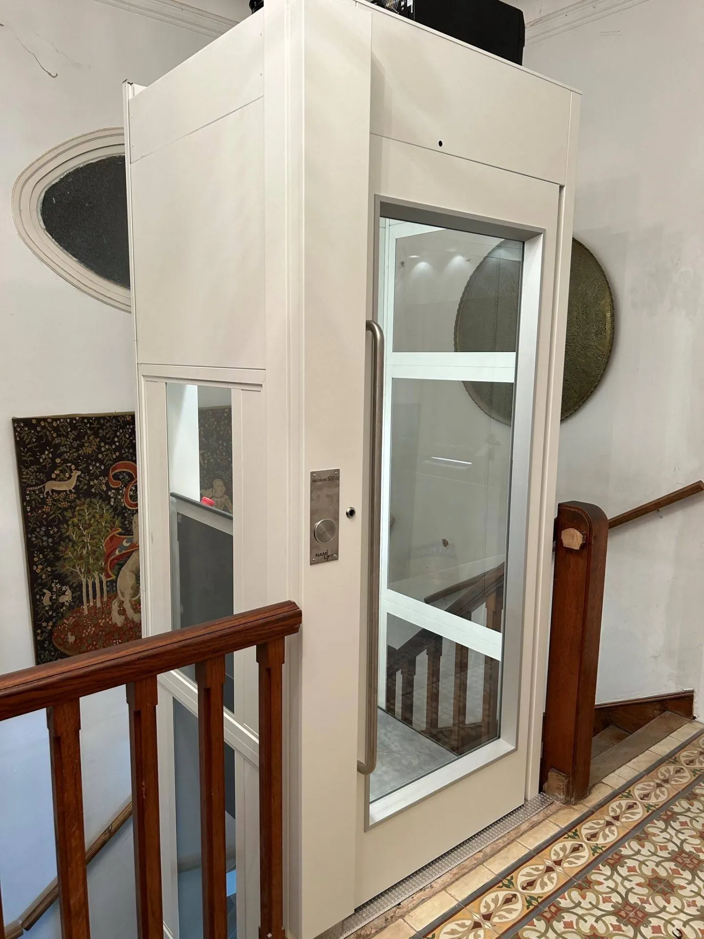 Dernier étage avec l'intégration de cet ascenseur de maison NAMILIFT PL 501 dans le jour de l'escalier dans cette maison d'octogénaires à Marseille Dernier étage avec l'intégration de cet ascenseur de maison NAMILIFT PL 501 dans le jour de l'escalier dans cette maison d'octogénaires à Marseille